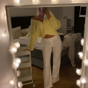 Vita kostymbyxor - Suuuperfina kostymbyxor som sitter perfekt! Dom kommer tyvärr inte till användning och därför säljs dom. Storlek 38 men passar både en storlek upp och ner beroende på hur man vill att passformen ska vara, väldigt flexibla! 