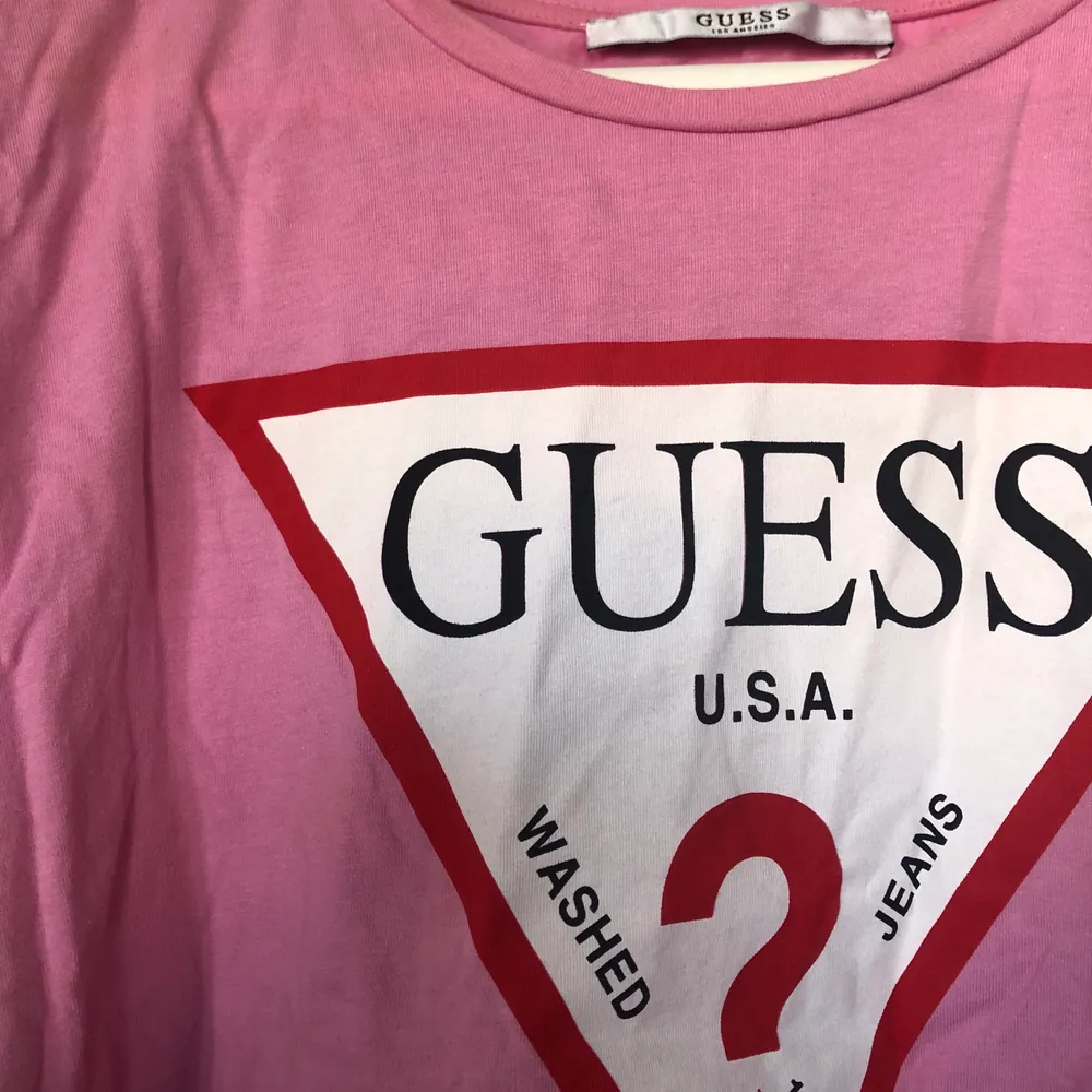 Knappt använd rosa guess T-shirt, köpt i Paris 2019 för 350kr Storlek M (36). Säljer då jag inte använder längre. Kan gå ner i pris för snabb affär.. T-shirts.