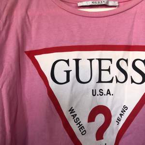 Knappt använd rosa guess T-shirt, köpt i Paris 2019 för 350kr Storlek M (36). Säljer då jag inte använder längre. Kan gå ner i pris för snabb affär.