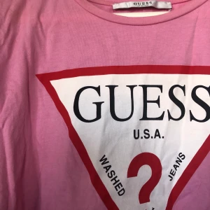 Rosa guess tshirt  - Knappt använd rosa guess T-shirt, köpt i Paris 2019 för 350kr Storlek M (36). Säljer då jag inte använder längre. Kan gå ner i pris för snabb affär.