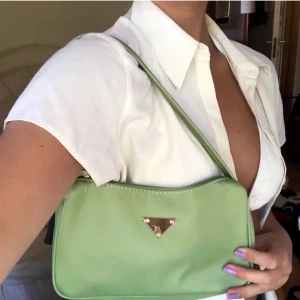 Väska - Super fin väska som knappt är använd (lånad bild)✨ skriv privat för mer bilder. Frakt står köparen för, om fler blir intresserade blir de budgivning i komentarerna