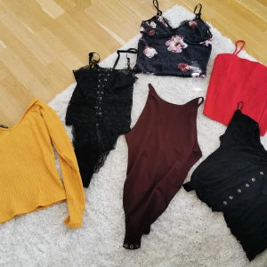 Toppar  - 50 styck. Storlekar är olika mellan xs / s 