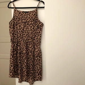 Klänning leopard  - * Härlig leopardklänning! Resår i midjan och knappdetaljer i överdelen. Från Zoul Edition. Underbart tyg, har varit väl älskad av mig men är fortfarande i absolut toppskick! Viss stretch men passar en medium bäst. 80kr  