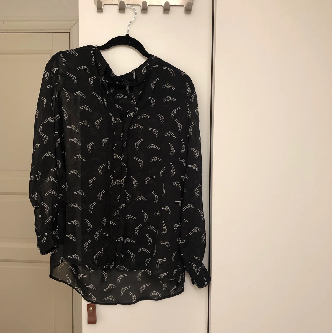 Transparent blus med revolvermotiv