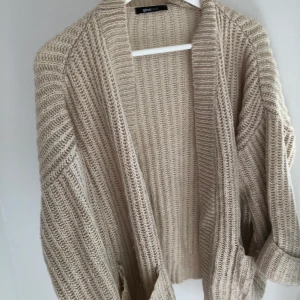 Kofta - En mysig stickad kofta från Gina Tricot