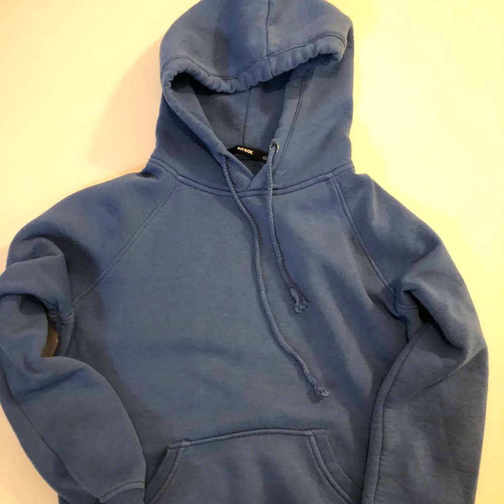 Blå hoodie från BikBok i strlk xs. Skapligt använd men i fint skick. Är ganska oversized i storleken.. Hoodies.