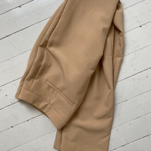 Kostymbyxor st 38 NAKD - Nya kostymbyxor, aldirg använda! 300kr ink frakt! :)