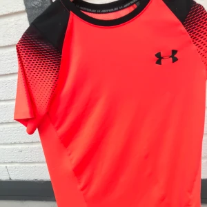 Under Armour tränings tröja! Strl S-M - Tränigs t-shirt i nyskick, passar S och M