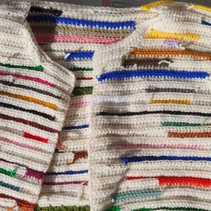 Handvirkad kofta - Vill se om intresset finns för denna typen av handvirkade koftor. Koftorna görs av garnrester som köpts på secondhand och virkas för hand av mig. Just denna är i en boxig, croppad modell med rund hals. Koftorna kan ha ribbad kant med knappar om så önskas