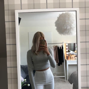 Bik bok tröja - Grå tröja från Bik bok i skönt och ribbat material😁😁