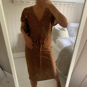 Randig Glittrig Klänning  - Grymt snygg klänning från Zara! Klänningen är glittrig och är skitsnygg nu till hösten! 🧡🖤