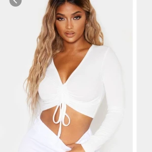 Superfin tröja  - Säljer denna snygga tröja som jag fick hem för ett par dagar sen men tyvärr var alldeles för liten! Den är alltså oanvänd och prislappen sitter kvar. Den är storlek UK 8 vilket motsvarar cirka 36/38 (S), men den sitter snarare som XXS/XS 💕