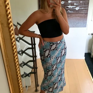 Långkjol - Långkjol i blått snakeprint mönster. Kan även bäras med stickade tröjor nu till sensommaren och hösten💓