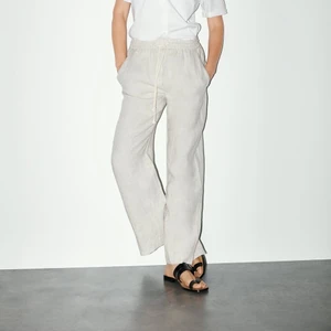 Linnebyxor från Zara - Säljer dessa snygga och extremt sköna linnebyxorna från zara. Köpte de för ca ett år sedan, men de är helt oanvända. Fraktkostnad tillkommer💕