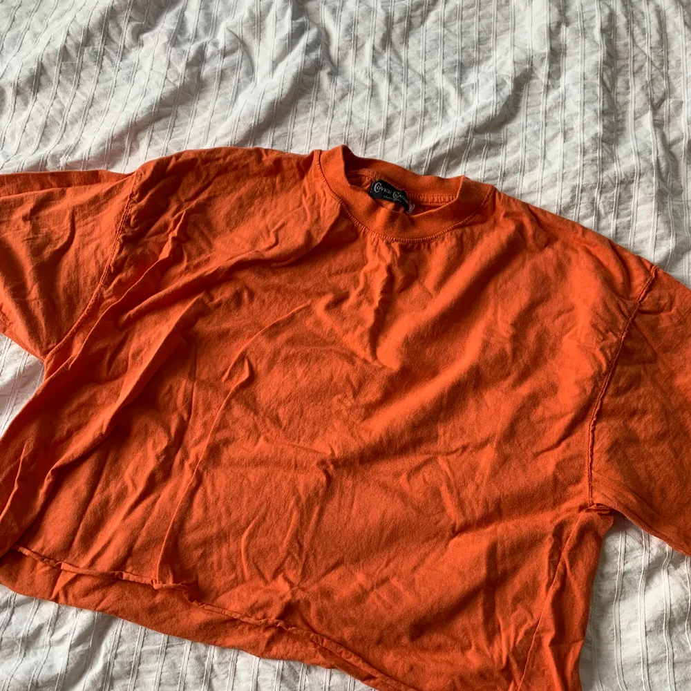 Orange avklippt t-shirt storlek L. Fri frakt!. T-shirts.