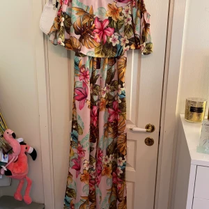 Jump suit - Jump suit med blommor. Oanvänd, står ingen storlek men passar S/M/L då den har resårband🌸 Frakt tillkommer, 63kr, spårbar. Jag har köp 3 betala för 2 på allt jag säljer🌻