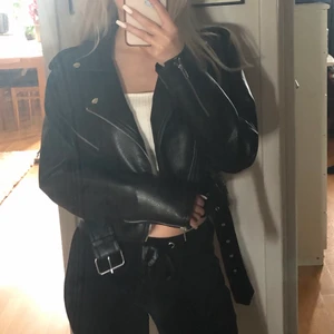 Skinnjacka  - Skinnjacka från bikbok, nytt skick har använts ca 3 gånger. Den är lite större än en vanlig ca skinnjacka så den går bra att ha även till hoodies 