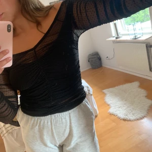 Söt topp från NAKD - Säljer en svart topp från NAKD. Den passar perfekt både till fest och vardags. Endast använd en gång. Frakt ingår💜