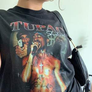 Jätte snygg Tupac t-shirt med vintage tryck, i jätte bra skick (har aldrig använt). Säljer den för 50+frakt( köparen står för frakt) BUDA GÄRNA i KOMMENTARERNA! BUDGIVNINGEN AVSLUTAS DEN 23/8. Högst bud just nu: 270 ink frakt ( buda gärna med frakt)