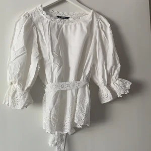 Supersöt vit blus med broderi, storlek s  - Så söt blus, tunn och luftig, perfekt sommartopp! Tyvärr aldrig använd. 