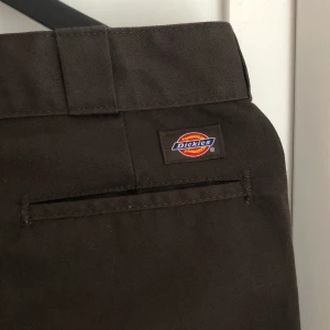 Dickies 873 slim straight work pant - Helt oanvända bruna Dickies, strl W30 L30 (Herr). Budgivning startar på 200kr. Frakt tillkommer & betalas av köparen! 