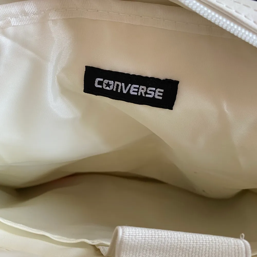 En stor krämvit converse väska! 💘 oanvänd . Väskor.