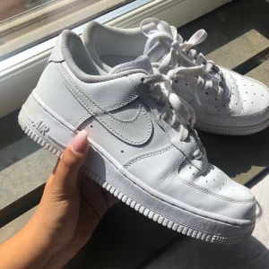 Nike Air Force 1 - Intressekoll på mina air force 1!🦋 De är tyvärr för små för mig. De har ett litet hål i hälen på högra skon. Köparen står för frakten!
