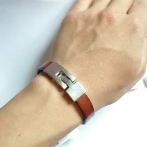 Äkta Läder armband  - Läderarmband med silverdetalj  inköpt i Paris, använd högst 2 gånger ❤️ Frakt står köparen för 