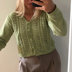 Kofta/tröja - Tröja/kofta köpt här på plick i en ljusare grön färg.