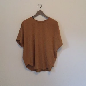  - Fin oversize topp från Monki. Jättefin färg och ny, endast använd ett par gånger och köpt i somras. Fri frakt på denna vara! 