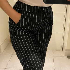 Randiga byxor - Ett par snygga och oerhört bekväma svarta byxor med vita ränder. Byxorna har använts några gånger men har ett långt liv framför sig. Köpta från hm NyPris: 349kr