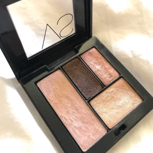 Victorias Secret ögonskuggor palett - Säljer min ögonskuggepalett från VS eftersom att den inte kommer till användning längre. Mycket dryga färger, de håller alltså länge. Se bilderna för hur färgerna ser ut i olika ljus. Några av skuggorna kan behöva skrapas lite på toppen för att få fram det riktiga pigmentet (den har legat i en låda ganska länge). Kan hämtas i Solna eller fraktas! 