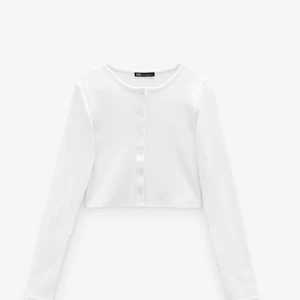 Zara - En helt oanvänd kofta som är SUPERfin! Lappen sitter även kvar! 195 inklusive frakt 💕 