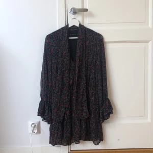 Blommig klänning från zara - Säljer denna fina blommiga klänningen från zara i storlek M. Skulle säga att det passar både S och M. Använd ett fåtal gånger. 
