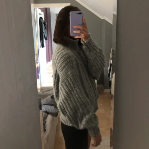 Stickad tröja - Så snygg, lite vintage stickad tröja ifrån H&M, använd 2 gånger. Supernice nu till hösten! 150kr + frakt!