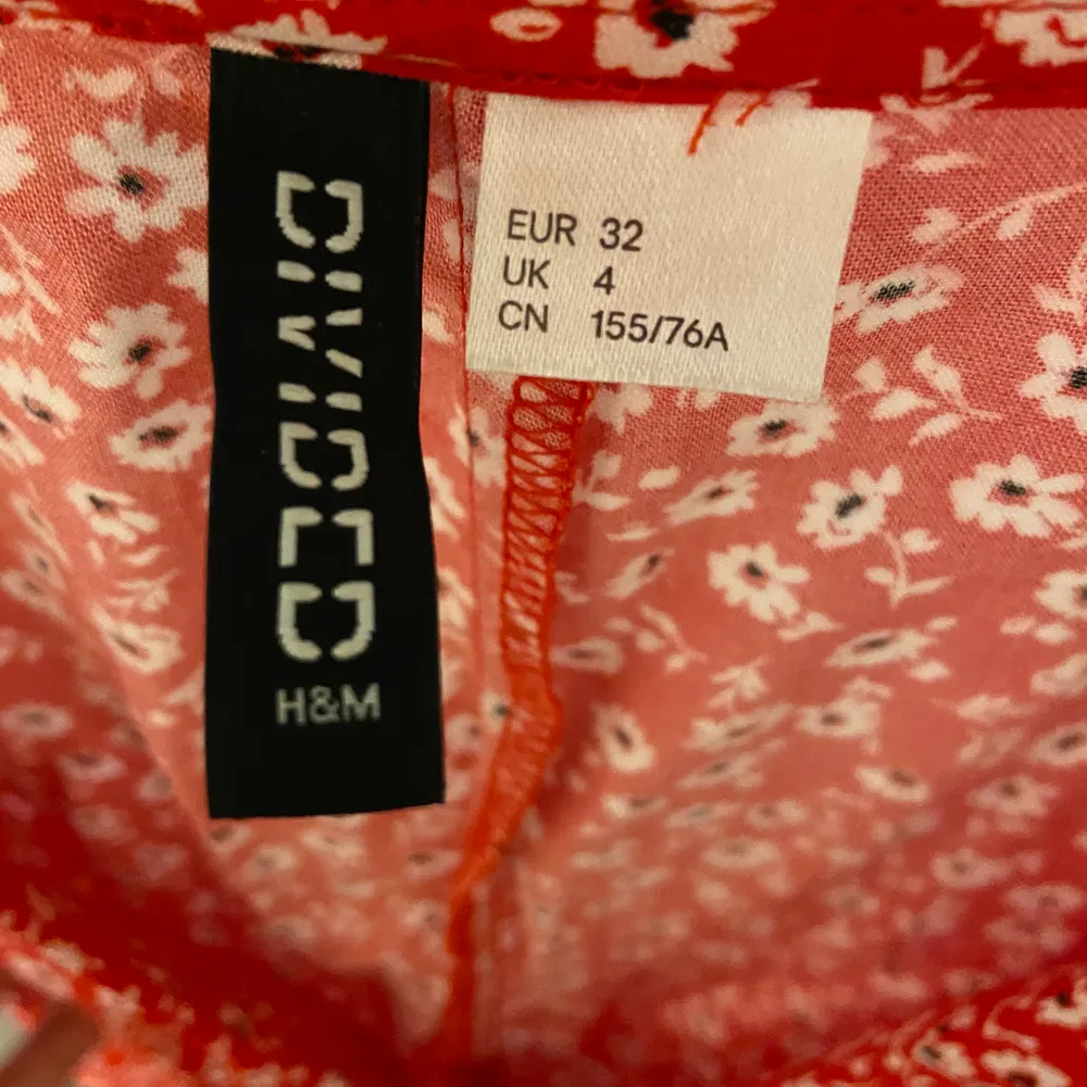 Säljer min fina klänning ifrån HM, den är i nyskick, säljer den Ågren: för liten💞. Klänningar.