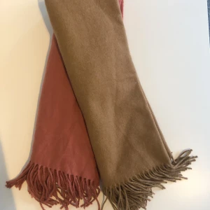 2 halsdukar från Gina tricot - Två halsdukar från Gina tricot som bådar använda enstaka gånger. Köp båda för 140 eller 1 för 80.   Köpare står för frakt💕