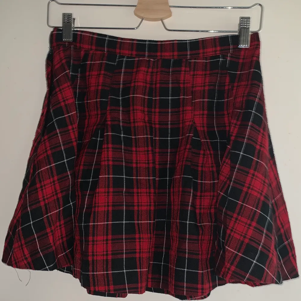 Gullig rödrutig kjol från H&M. Kjolen är i storlek 36 och gott skick. Frakten ligger på 44kr och betalas av köparen  ✨ . Kjolar.