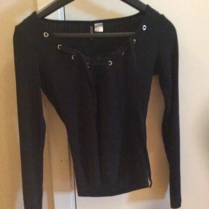 Fin långärmad tröja - Väldigt fin tröja, den har en knytning vid bröstet, man kan knyta hur löst eller tajt som möjligt (du står för frakt 😊)