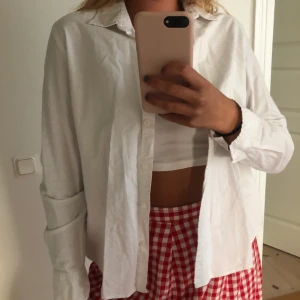 VIT SKJORTA - Vit bomullsskjorta från Lager157