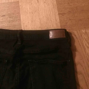  - Tajta svarta byxor, high waist