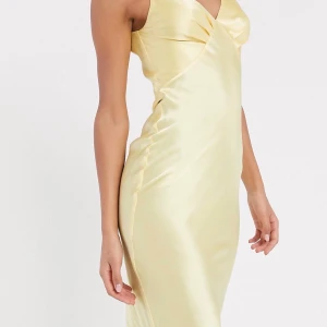 Satin klänning  - Super fin gul klänning i satin, köpt från ASOS. Stl. 38.