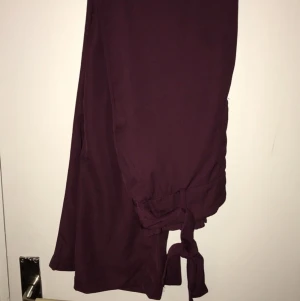 Cubus paperbag byxor strl 36 - Säljer även dessa helt nya paperbag byxorna från Cubus! Dem är nästan samma som dem randiga som jag lagt upp tidigare! Super sköna och sitter bra runt rumpan. Raka i benen, inte jätte pösiga!     Detta plagget kommer från ett hem utan husdjur och rökare!!🙌🏼🙌🏼☀️☀️