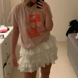 Vit volang kjol - Super snygg volang kjol från HM, aldrig använd, storlek M 