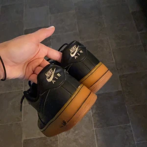 Nike airforce - Oldschool. Använda men ändå fint skick om man putsar dem lite.  (24,5cm) 