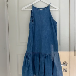 Jeansklänning - Mörkblå jeansklänning med volang i stl S ifrån Mango.