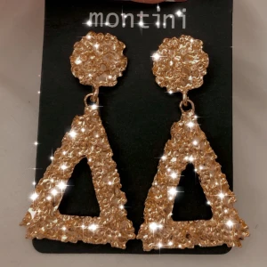 Örhängen i guld - Örhängen i guld✨(ej äkta)💕 frakten ligger på cirka 11 kronor🌸dom är såklart oanvända