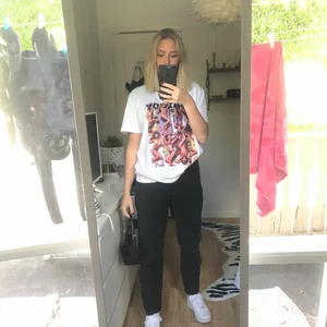 Svarta raka jeans - Nästan oanvända, passar bra till mig som är 165! Köparen står för frakt 💘
