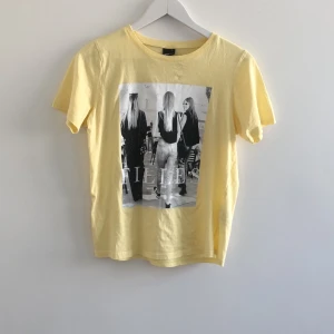 Tshirt med tryck - Asball tshirt från Gina Tricot. Storlek S, använd en del men de är inget som märks på kvaliten.