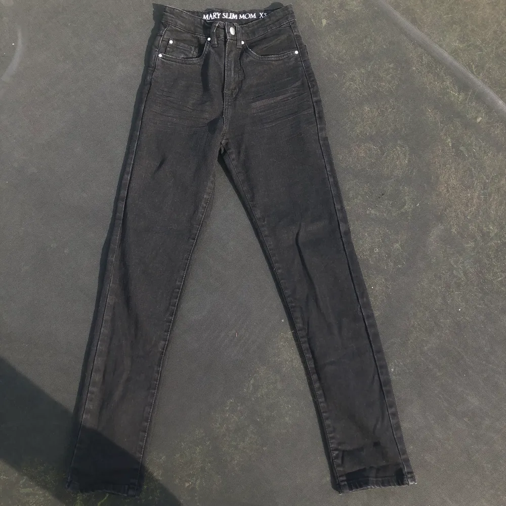 💕 ett par snygga svarta mom jeans, använda, mycket bra längd (jag är 164 cm). frakt kostnad tillkommer . Jeans & Byxor.